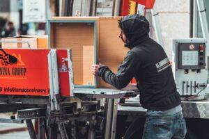 Scopri di più sull'articolo Traslochi a Lecco per privati e aziende: imballaggio, smontaggio, deposito